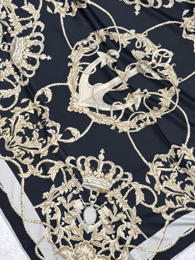 روسری ابریشم توییل وارداتی طرح تاج و زنجیر رنگ مشکی  کد002