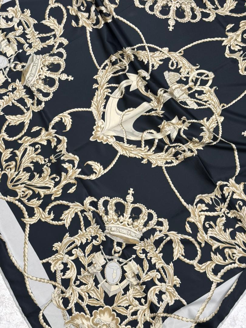 روسری ابریشم توییل وارداتی طرح تاج و زنجیر رنگ مشکی  کد002