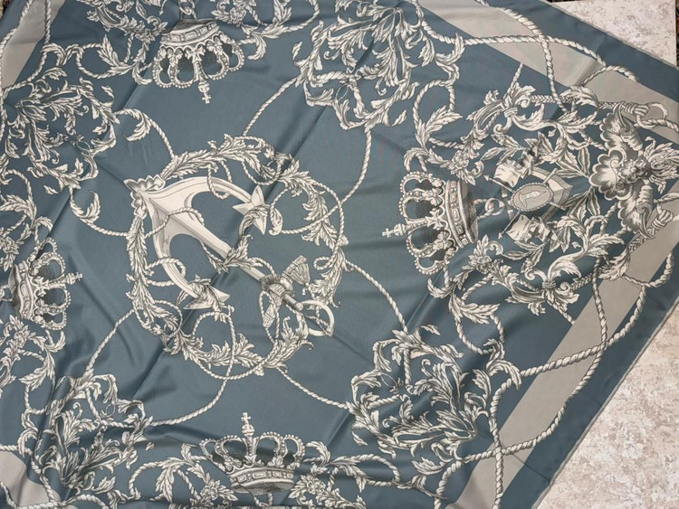 روسری ابریشم توییل وارداتی طرح تاج و زنجیر رنگ آبی