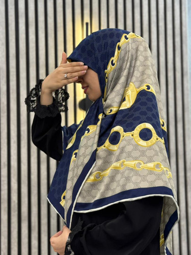 روسری ابریشم توییل وارداتی طرح  زنجیز رنگ سورمه ای کد 002
