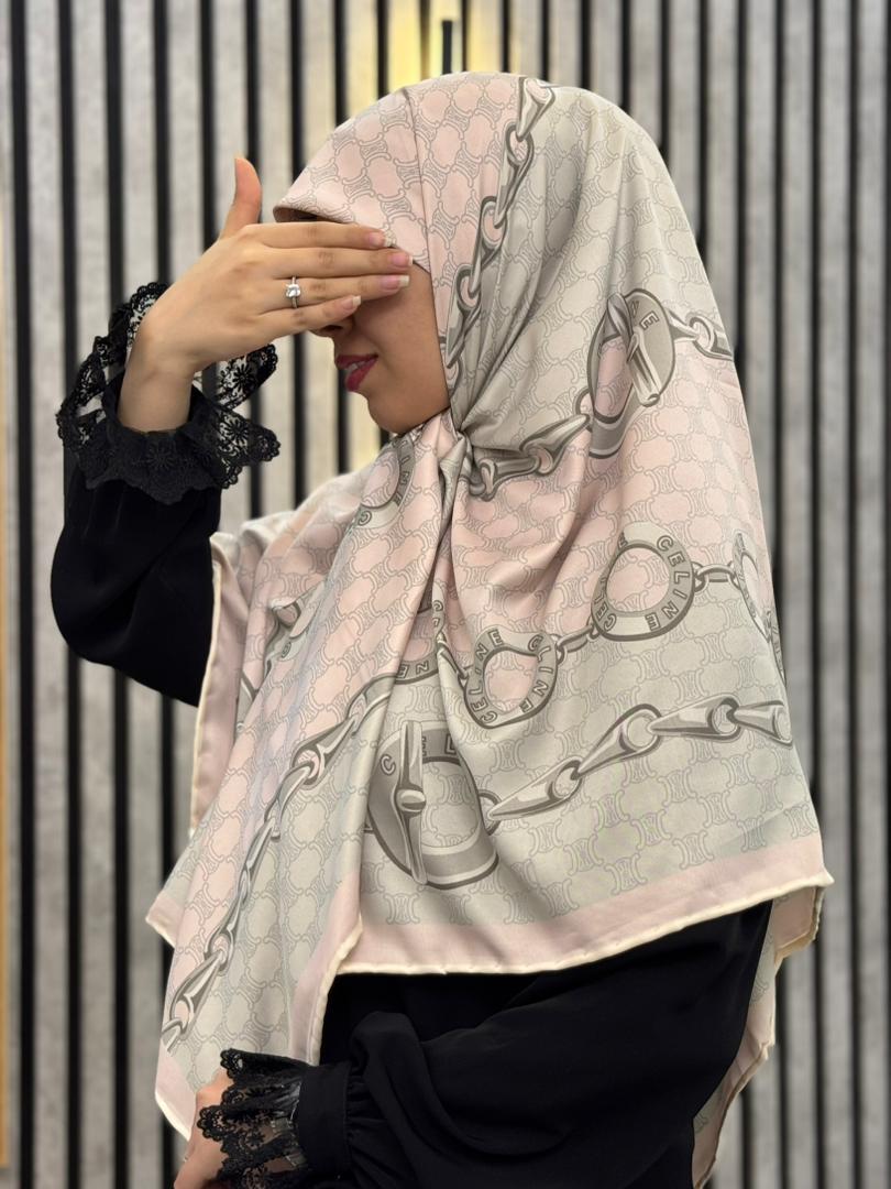 روسری ابریشم توییل وارداتی طرح  زنجیز رنگ صورتی طوسی