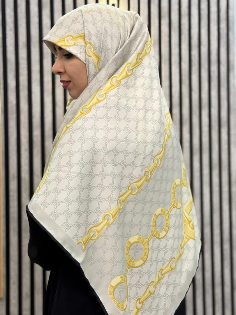 روسری ابریشم توییل وارداتی طرح  زنجیر رنگ کرم شیری
