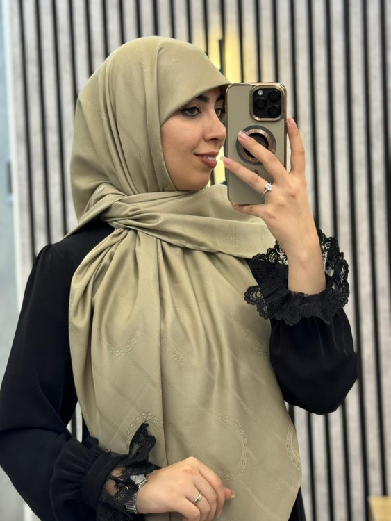 روسری ابریشم ژاکارد دوردست دوز وارداتی رنگ کرم تیره موکا