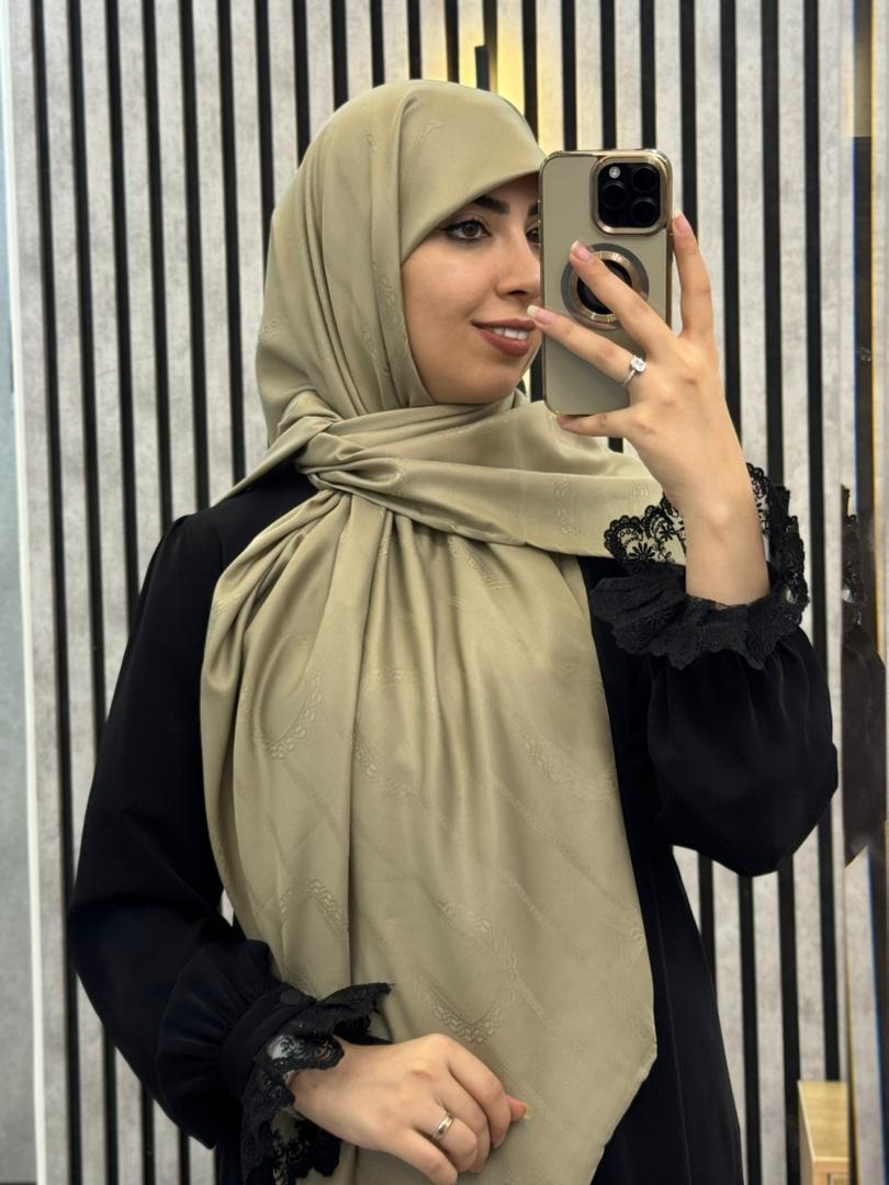 روسری ابریشم ژاکارد دوردست دوز وارداتی رنگ کرم تیره موکا
