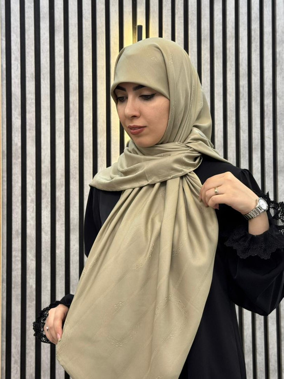 روسری ابریشم ژاکارد دوردست دوز وارداتی رنگ کرم تیره موکا