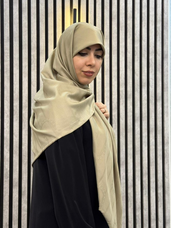 روسری ابریشم ژاکارد دوردست دوز وارداتی رنگ کرم تیره موکا