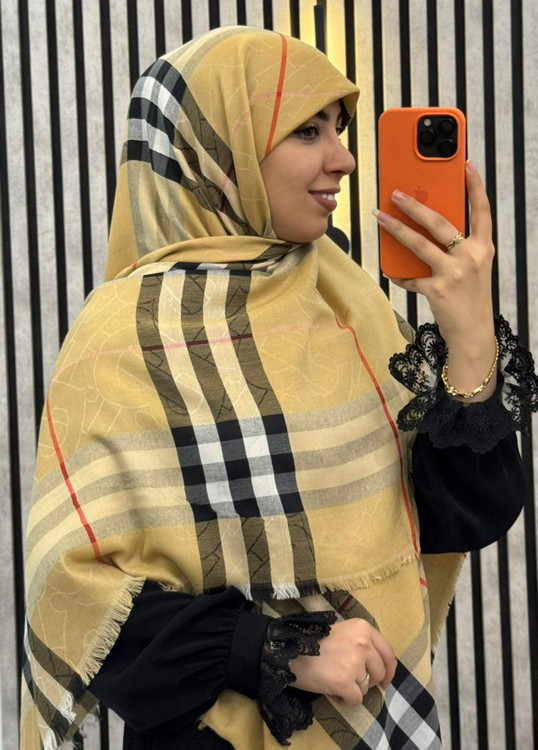 روسری کشمیر پاییزه وارداتی طرح باربری دور ریش رنگ کرم با جنس اورجینال