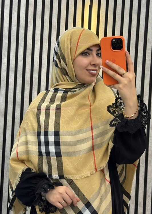 روسری کشمیر پاییزه وارداتی طرح باربری دور ریش رنگ کرم با جنس اورجینال