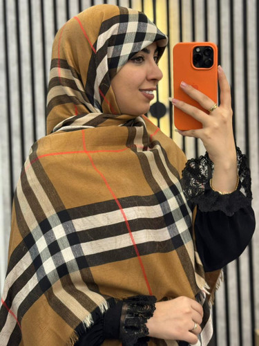 روسری کشمیر پاییزه وارداتی طرح باربری دور ریش رنگ قهوه ای جنس اورجینال