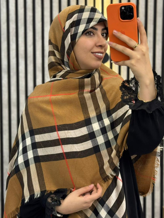 روسری کشمیر پاییزه وارداتی طرح باربری دور ریش رنگ قهوه ای جنس اورجینال