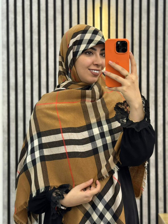 روسری کشمیر پاییزه وارداتی طرح باربری دور ریش رنگ قهوه ای جنس اورجینال