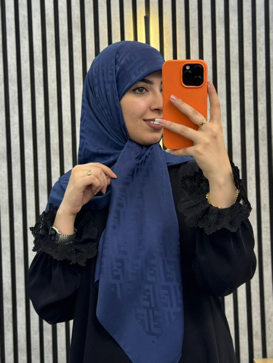 روسری ابریشم ژاکارد طرح فندی رنگ سورمه ای