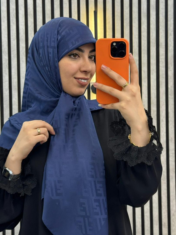 روسری ابریشم ژاکارد طرح فندی رنگ سورمه ای