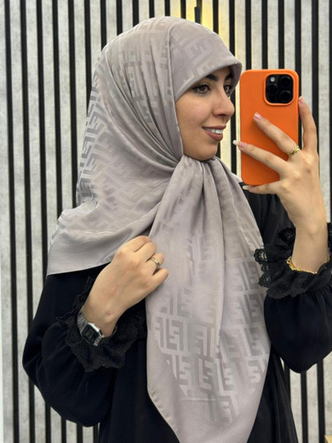 روسری ابریشم ژاکارد طرح فندی رنگ طوسی