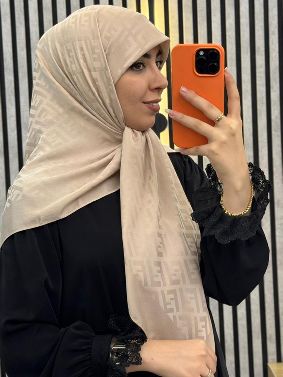 روسری ابریشم ژاکارد طرح فندی رنگ کرم