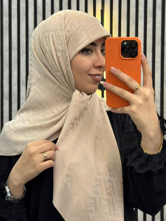 روسری ابریشم ژاکارد طرح فندی رنگ کرم