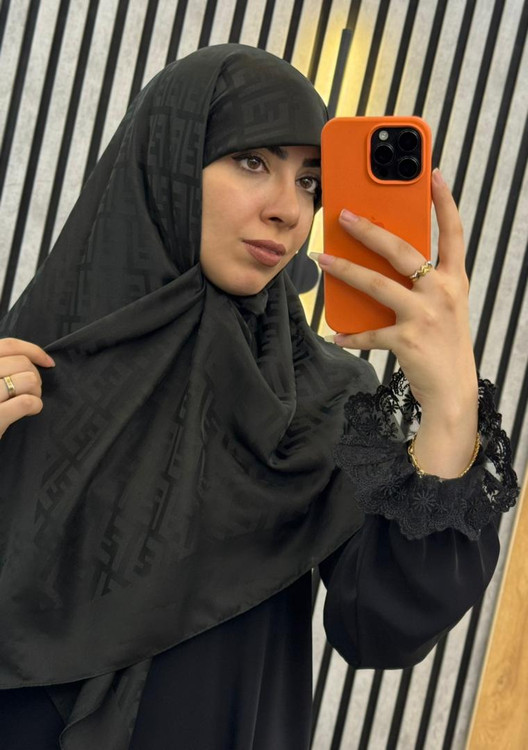 روسری ابریشم ژاکارد طرح فندی رنگ مشکی