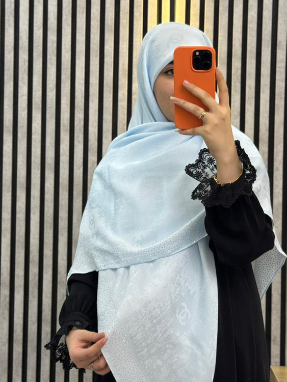 روسری وال اسلپ پتینه نگینی طرح چنل (شنل) رنگ آبی پاستیلی