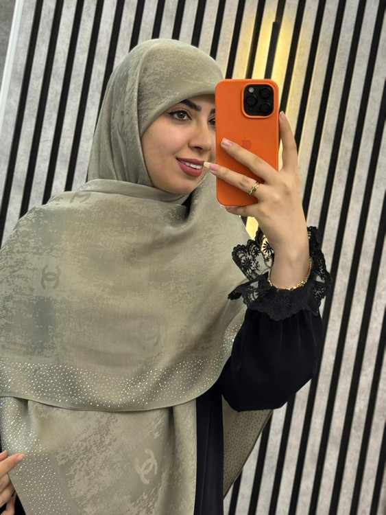 روسری وال اسلپ پتینه نگینی طرح چنل (شنل) رنگ زیتونی روشن
