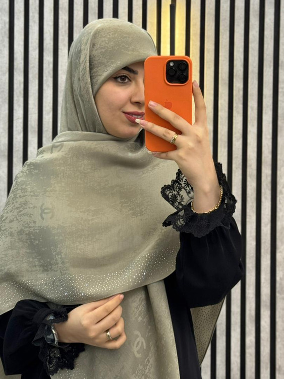 روسری وال اسلپ پتینه نگینی طرح چنل (شنل) رنگ زیتونی روشن
