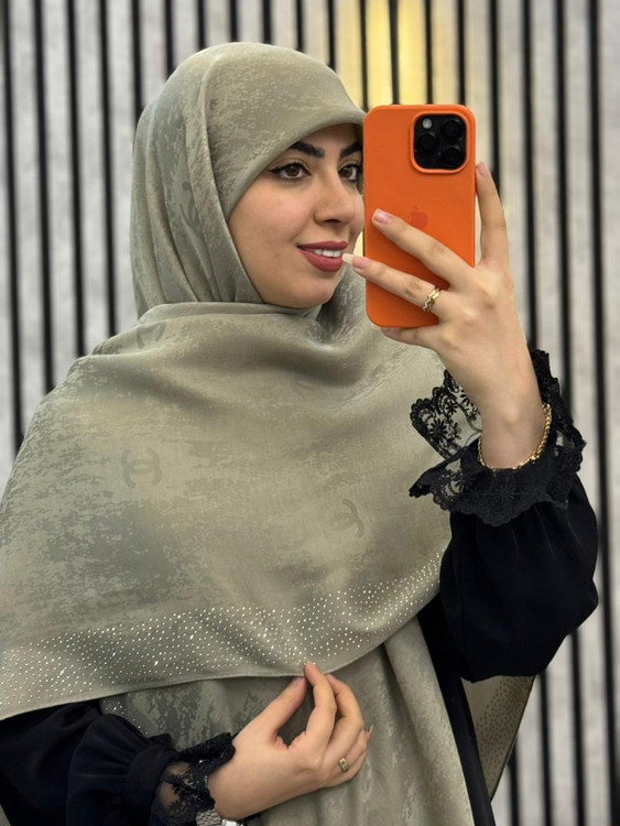 روسری وال اسلپ پتینه نگینی طرح چنل (شنل) رنگ زیتونی روشن