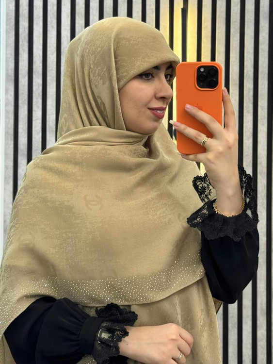 روسری وال اسلپ پتینه نگینی طرح چنل (شنل) رنگ کرم طلایی