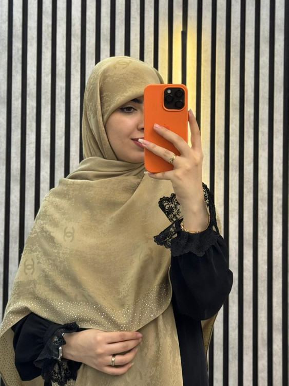 روسری وال اسلپ پتینه نگینی طرح چنل (شنل) رنگ کرم طلایی