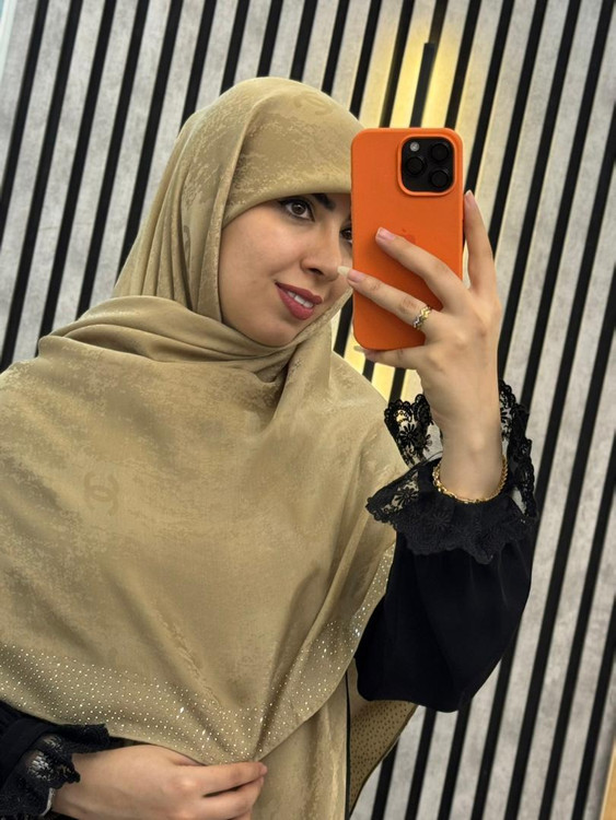 روسری وال اسلپ پتینه نگینی طرح چنل (شنل) رنگ کرم طلایی