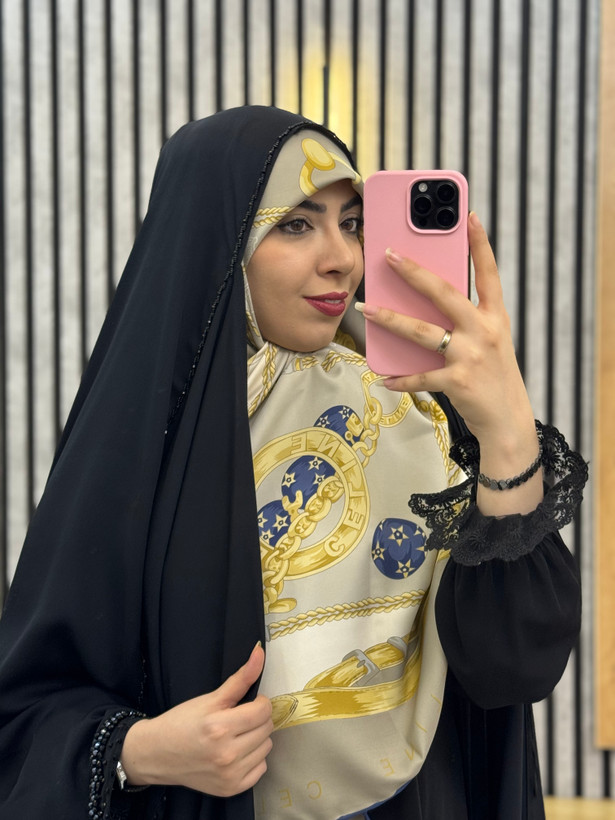 روسری ابریشم توییل قواره۱۴۰ رنگ کرم نسکافه ای کالکشن عیدانه