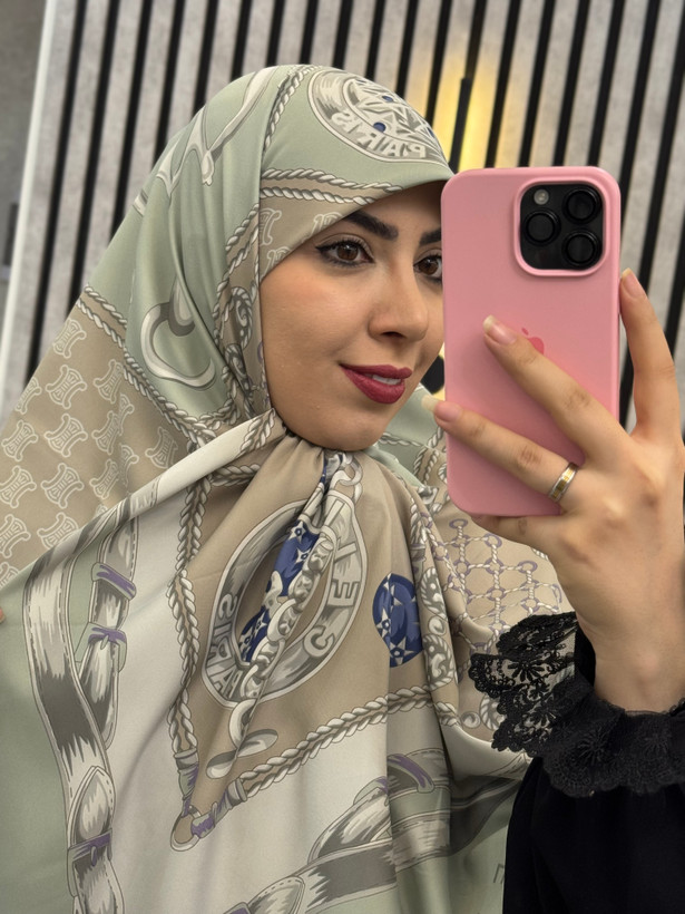 روسری ابریشم توییل قواره۱۴۰ رنگ سبزپاستیلی کرم کالکشن عیدانه
